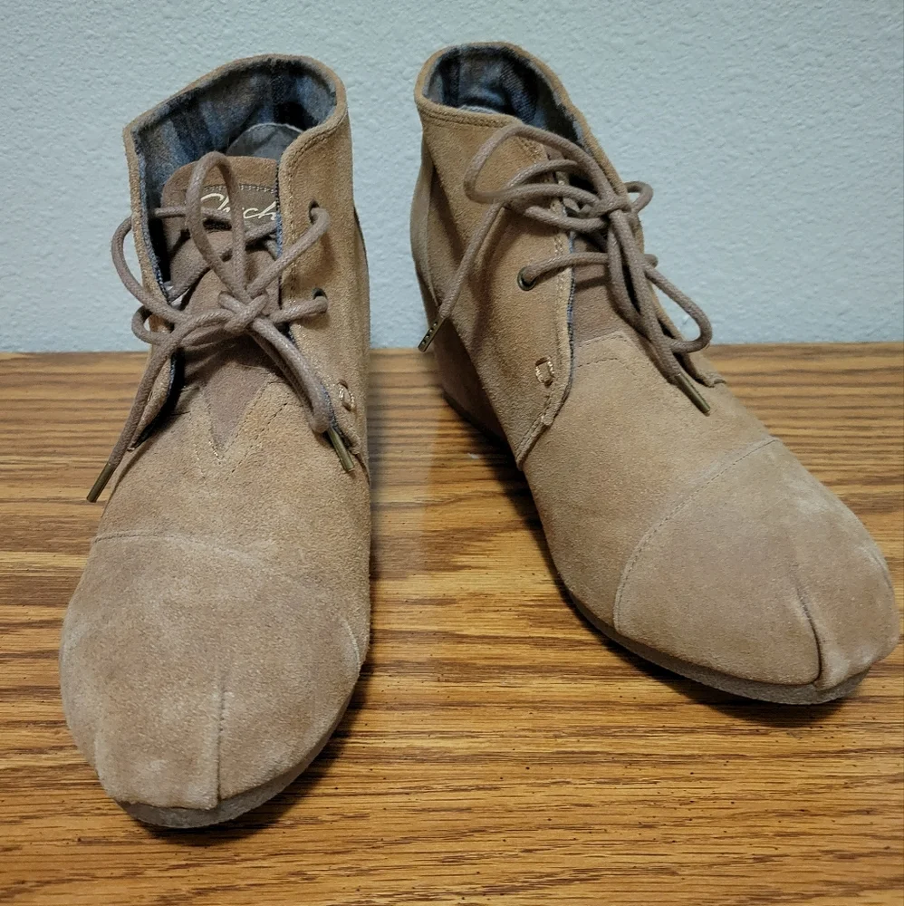 Skechers Memory Foam Women's Lace-up Wedge Heels Tan size 9.5 EUC